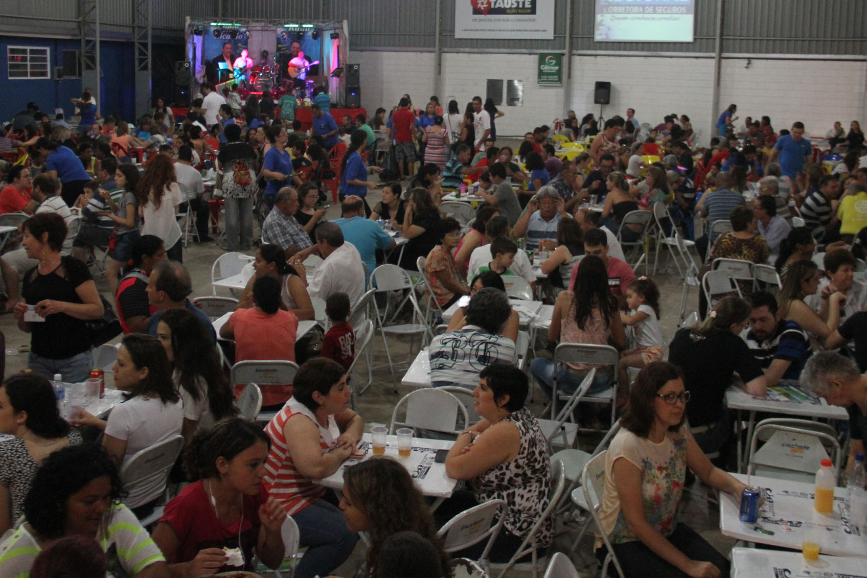 Feira da Apae supera chuva e mantém embalo para segunda noite neste sábado