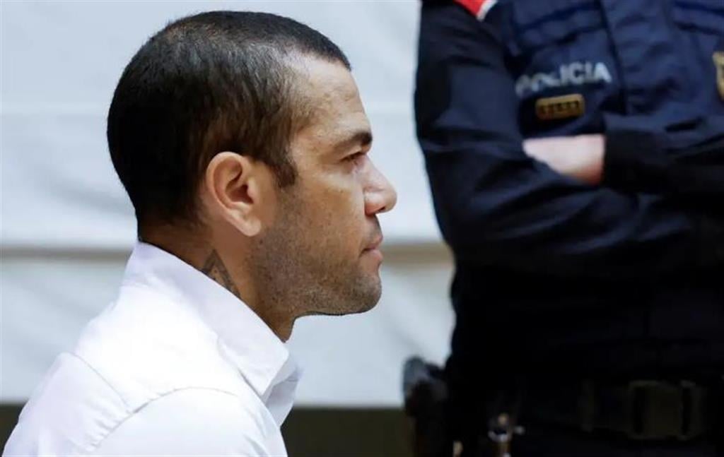 Daniel Alves é condenado a quatros anos e meio por estupro na Espanha