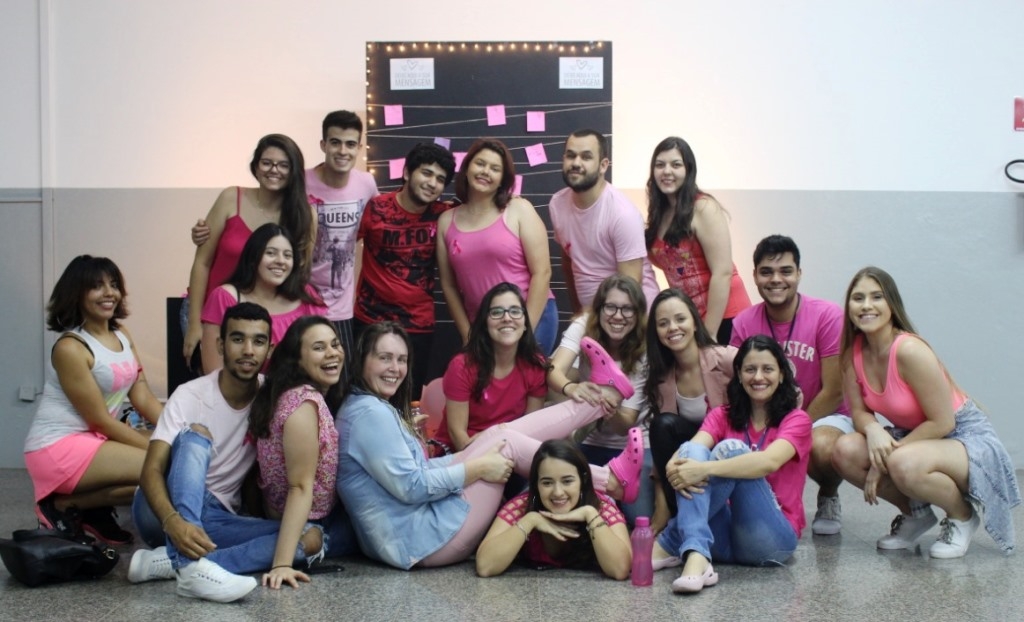 Estudantes fazem ação do Outubro Rosa e divulgam prevenção na Unimar