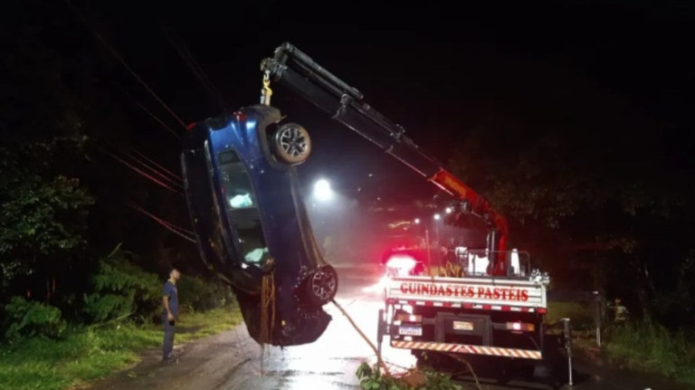Carro cai em ribanceira de 15 metros após acidente em MG