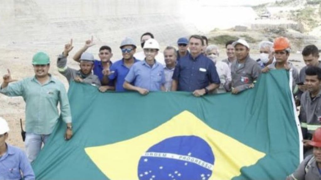 Trabalhadores fazem o 'L' de Lula com as mãos em foto com Bolsonaro no RN