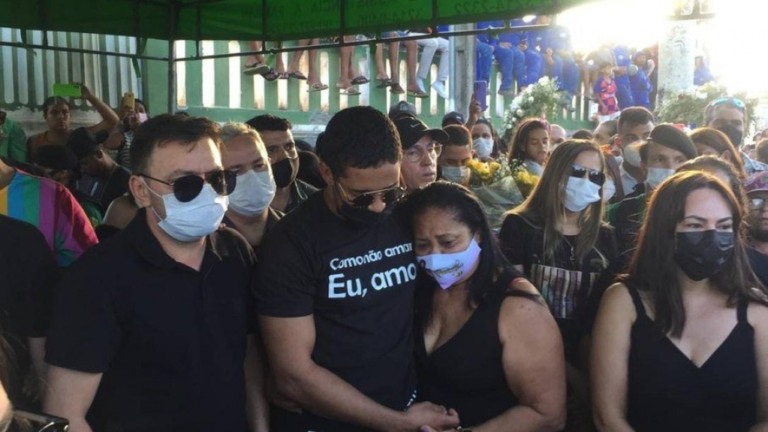 Mãe de Paulinha Abelha passa mal e não acompanha enterro da filha