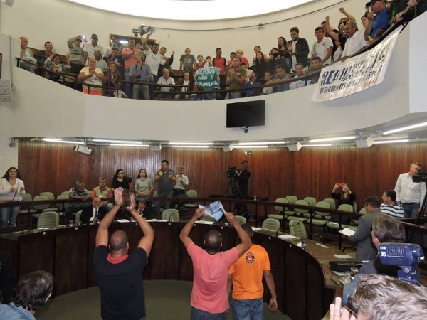 Servidores durante protesto na Câmara de Marília – Divulgação