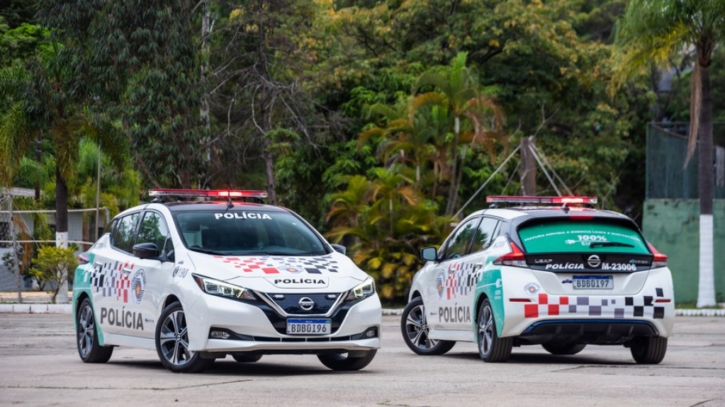 Nissan Leaf vira carro de polícia na cidade de São Paulo