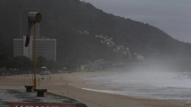 RJ: Bombeiros seguem a busca por homem que resgatou cães no mar