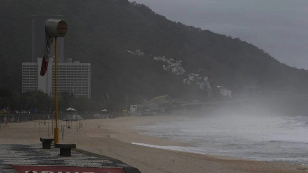 RJ: Bombeiros seguem a busca por homem que resgatou cães no mar