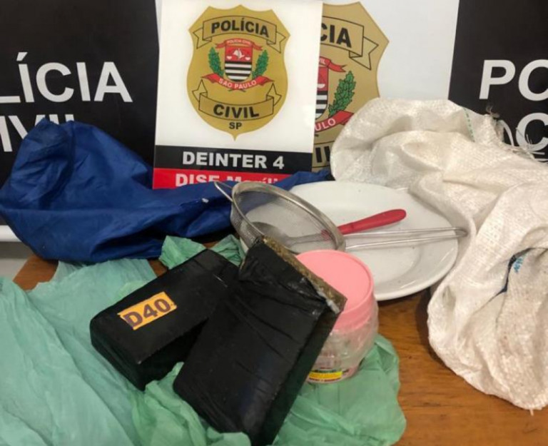 Policia prende suspeito e apreende tijolos de maconha em moita de bambu