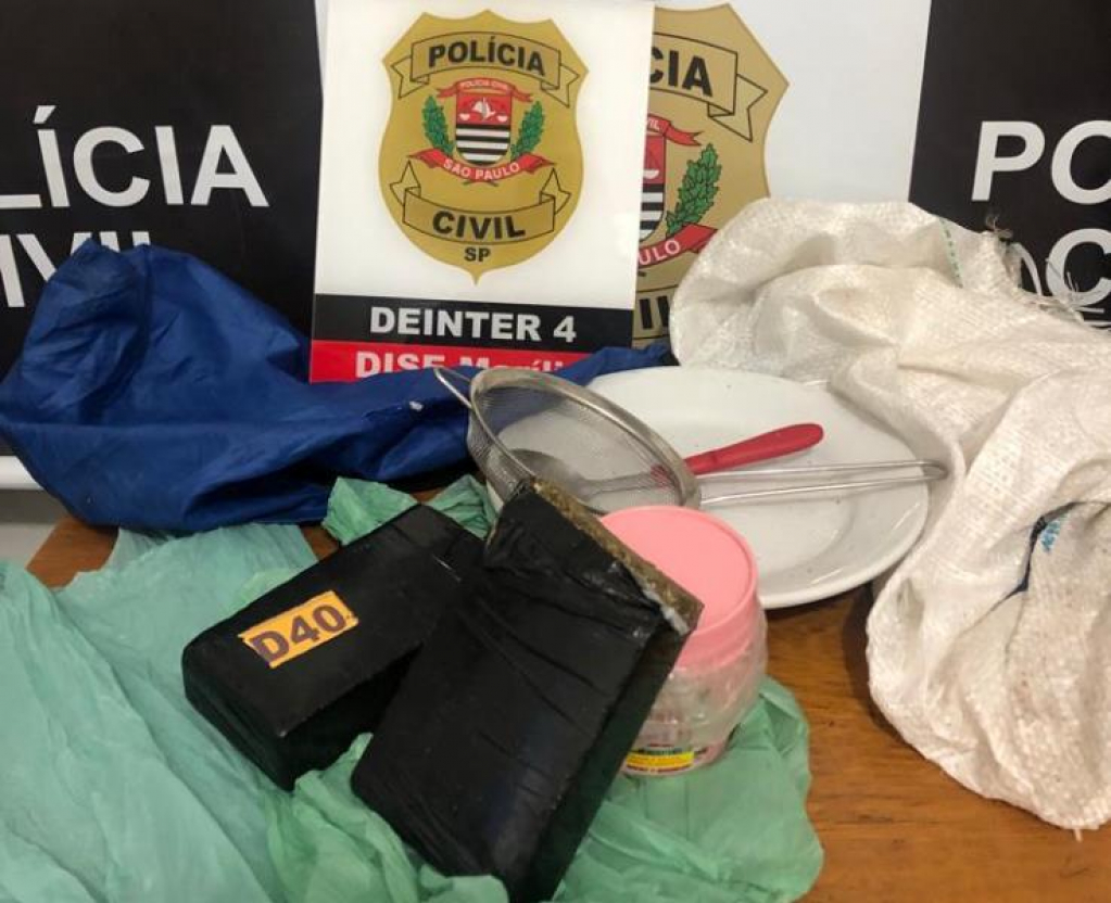 Policia prende suspeito e apreende tijolos de maconha em moita de bambu Policia prende suspeito e apreende tijolos de maconha em moita de bambu