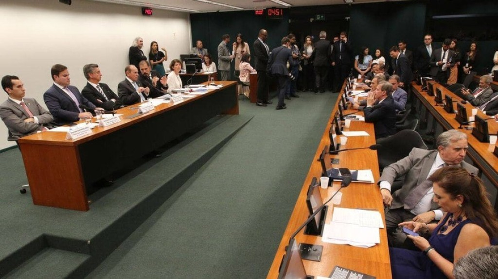 Congresso aprova Orçamento com salário mínimo de R$ 1.320