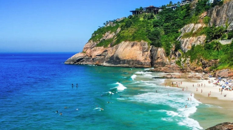 'Morreu por uma selfie', diz mãe de homem que caiu de pedra em praia