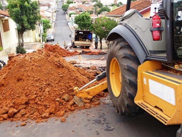 Adutora rompe, desperdiça água e ameaça abastecimento