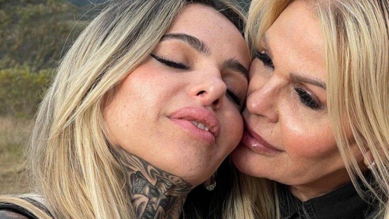 Monique Evans desabafa após ser criticada por expor beijo com a noiva: ‘Chocada’