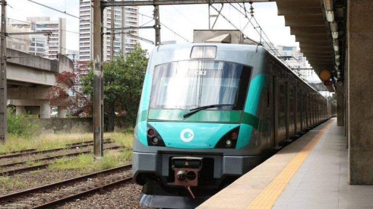 Dois vigilantes da CPTM são atropelados por trem em SP; um morre