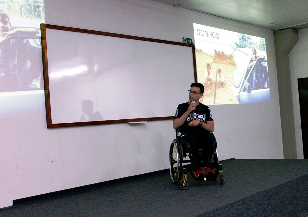 Atleta e cadeirante Yves Carbinati motiva acadêmicos na Unimar