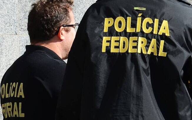 pessoas com roupa preta escrito polícia federal