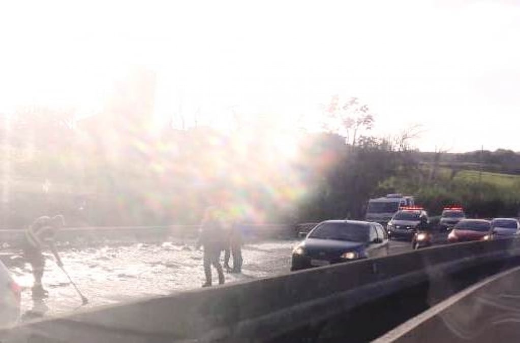 Carga de vidros cai na pista e complica trânsito no Contorno de Marília