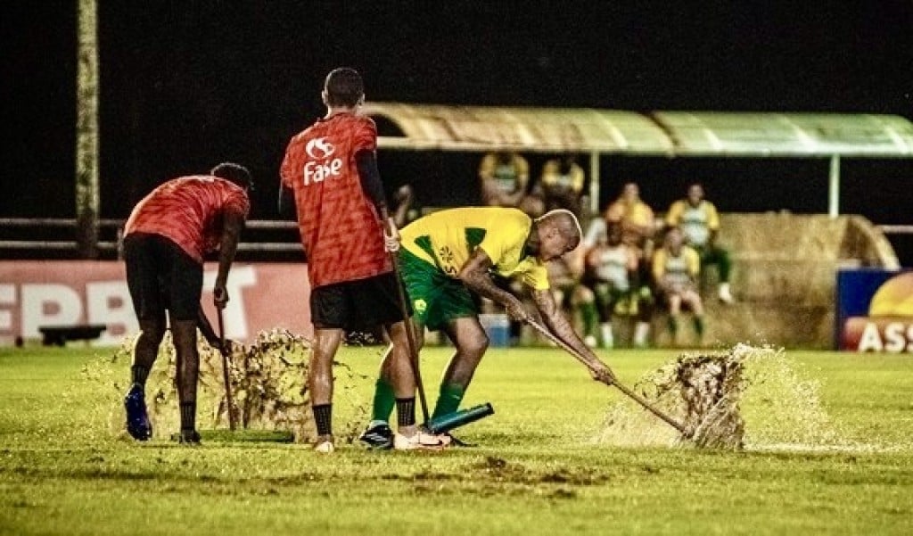 Deyverson ajuda em vão a secar o