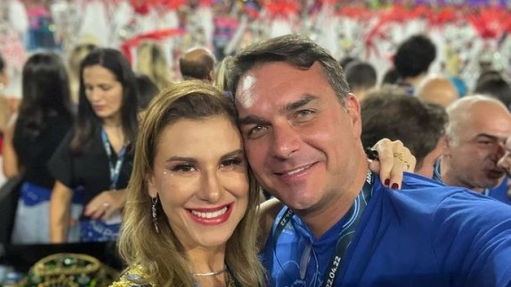 Flávio Bolsonaro se incomoda com camarote e usa espaço VIP na Sapucaí