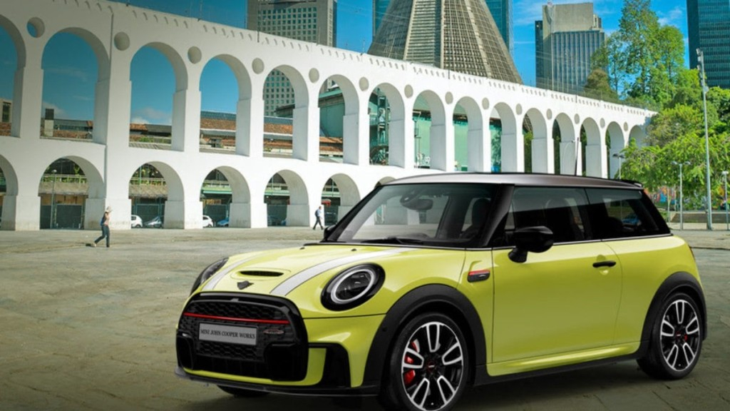 Divulgação Mini John Cooper Works Zesty yellow 25k Edition traz a cor amarela e detalhes em preto e teto branco como principal diferença