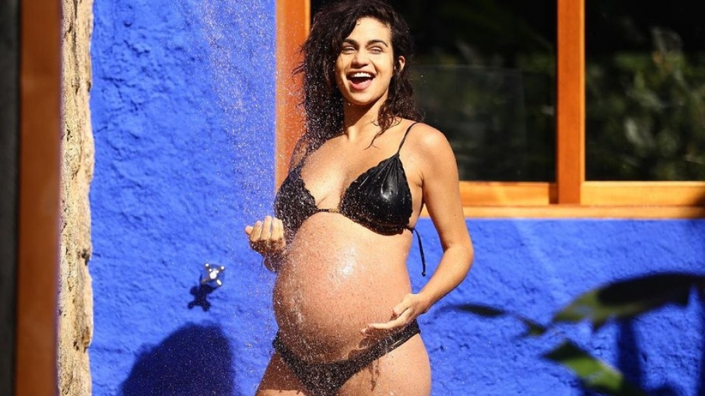 Nanda Costa posta foto ostentando barriga de 7 meses de gestação