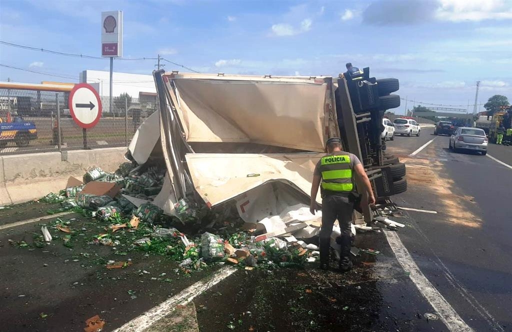 Carreta tomba com carga de cerveja em Marília; motorista ferido