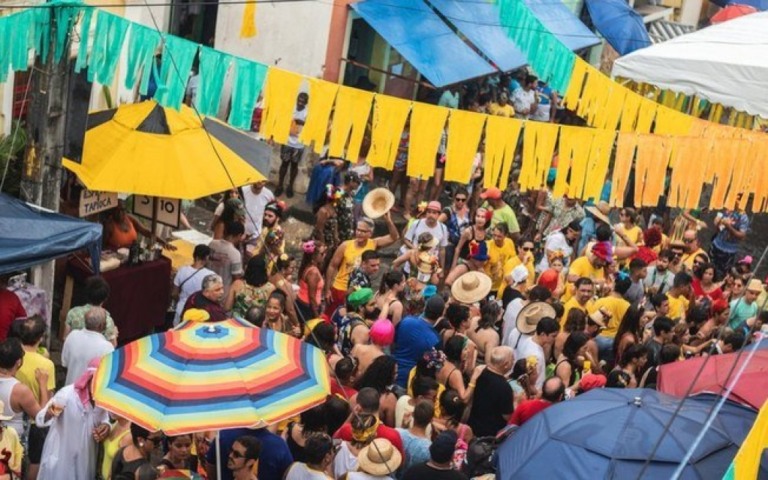 Carnaval? Cidades cancelam festas públicas e liberam as privadas