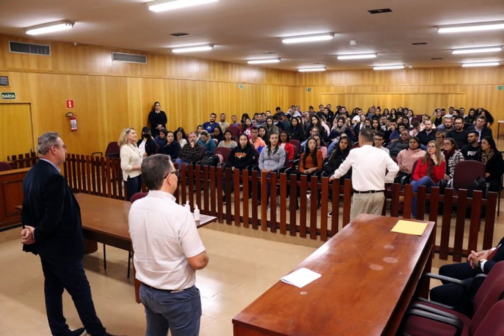 Direito da Unimar promove aula com juiz da Vara Especial Cível, Gilberto Ferreira da Rocha