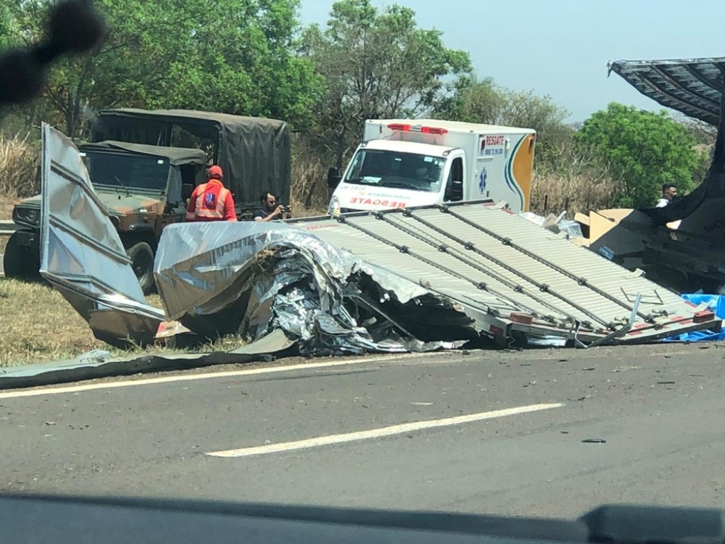 Carga de armas e munição do exército tomba em estrada paulista