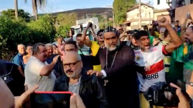 Padre Kelmon vai à casa de Roberto Jefferson no Rio de Janeiro