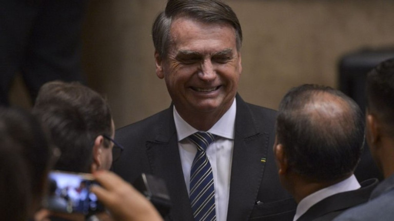 Bolsonaro sanciona MP que libera consignado a beneficiários do Auxílio