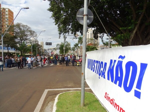 Prefeitura marca negociação com servidores; protesto combate reajuste para Unimed