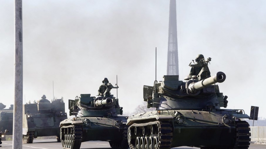 Desfile militar: Pesquisa mostra que 93% dos posts nas redes sociais são chacota