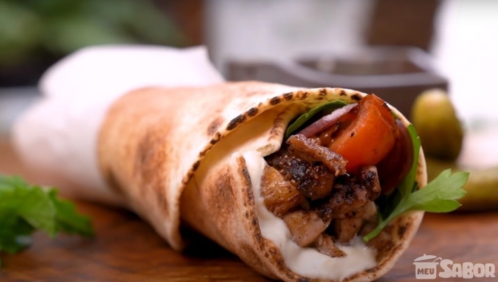 Aprenda a fazer um delicioso shawarma de carneiro ou filé mignon! Uma maravilha essa receita!