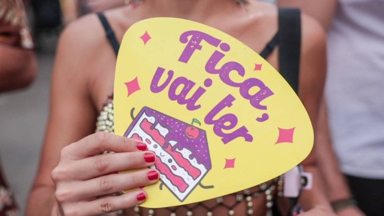 Folhapress Leque em apoio a Guilherme Boulos distribuído em bloco em SP durante o Carnaval