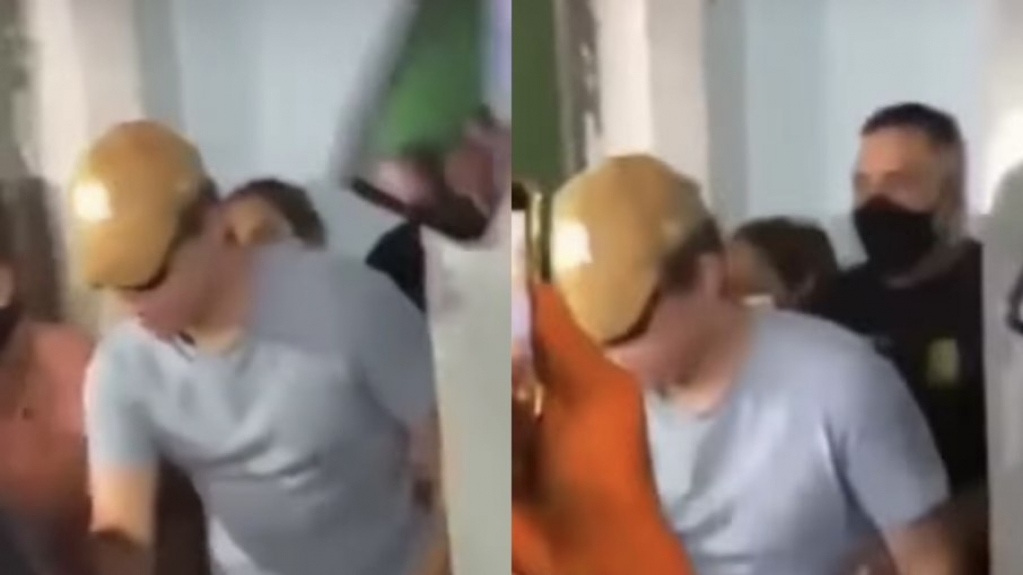 Preso após agredir ex-mulher, DJ Ivis é hostilizado: 'Covarde'; veja vídeo