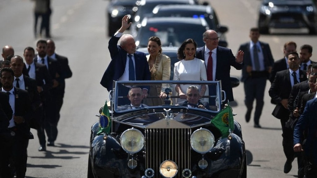 Lula se emociona durante desfile em carro aberto Lula se emociona durante desfile em carro aberto