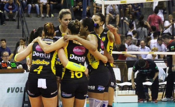 Vôlei - Praia Clube e Bauru fazem jogo de estrelas e animam torcida em Marília