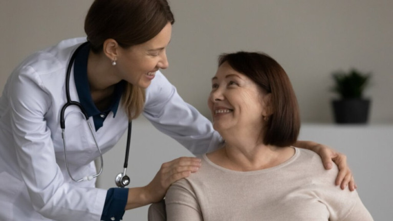 Redação EdiCase Veja a relação entre dores nas costas e espondilite anquilosante