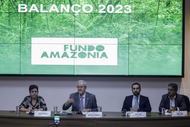 Brasília (DF) 01/02/2022 – A diretora Socioambiental do BNDES, Tereza Campello (e), Sec. Executivo MMA, João Paulo Capobianco (d), Superintendente de meio ambiente BNDS, Nabil Kadir (3d) e o secretario extraordinario do MMA, André Lima, durante apresentação do balanço do Fundo Amazônia em 2023.  Foto: Joédson Alves/Agência Brasil