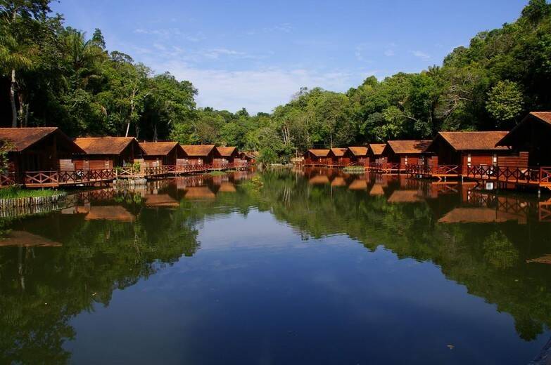 Hotel à beira de rio na floresta amazônica. Foto: Reprodução/Instagram