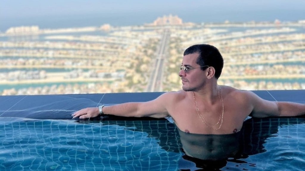 Reprodução/Instagram 28.03.2023 O ator Thiago Martins na Aura Skypool, em Dubai