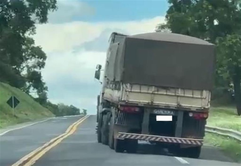 Vídeos – PRF flagra caminhão em ziguezague e fuga de condutora na BR-153
