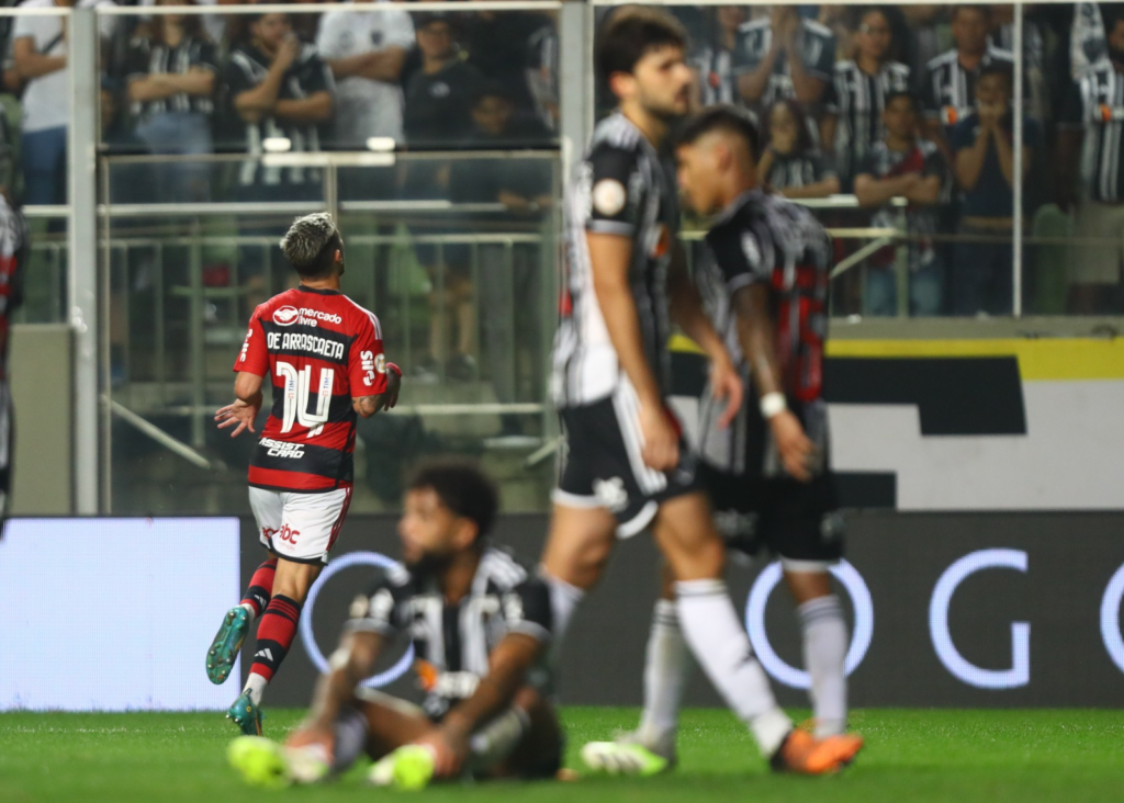 Flamengo vence Atlético-MG de virada no Brasileirão