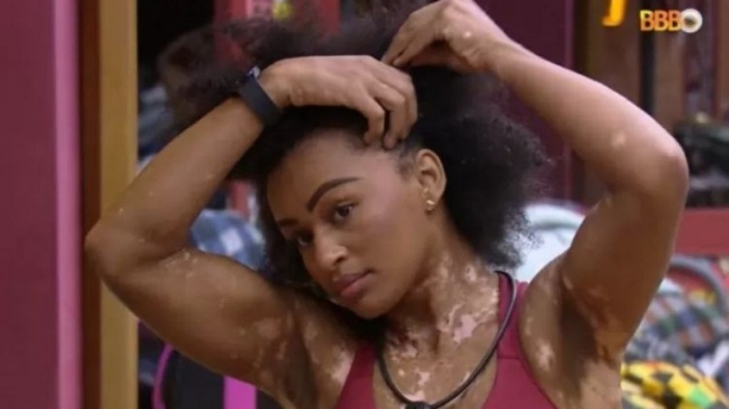 'BBB 22': Natália tira tranças com ajuda de Linn, Jessi e Maria