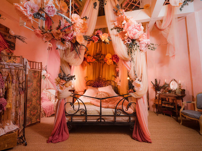 Quarto secreto do Moulin Rouge é aberto ao público para hospedagem por 5 reais. Foto: Airbnb/Daniel Alexander Harris