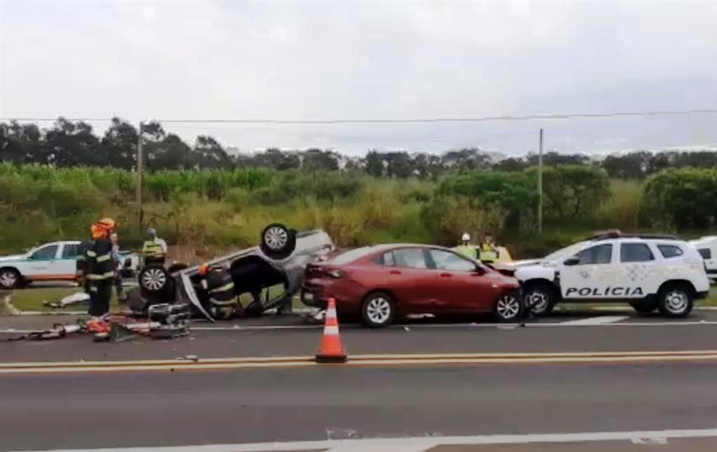 Acidente em trevo Oriente tem carro tombado e viatura da PM; vídeos Acidente em trevo Oriente tem carro tombado e viatura da PM; vídeos