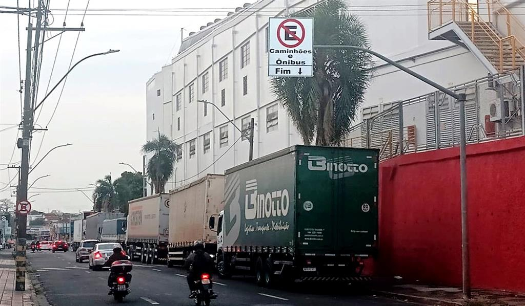 Trânsito - Novas regras limitam estacionamento de caminhões na Castro Alves