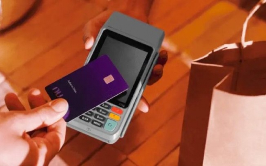 Nubank permite parcelar compras no débito em até 12 vezes