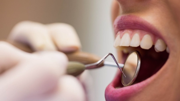 Wavebreakmedi/Freepik Antibióticos nas extrações dentárias