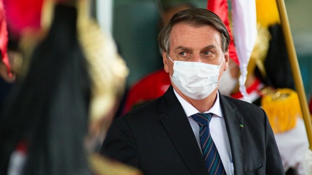 Bolsonaro quer rebaixamento da pandemia para endemia, médicos se opõem